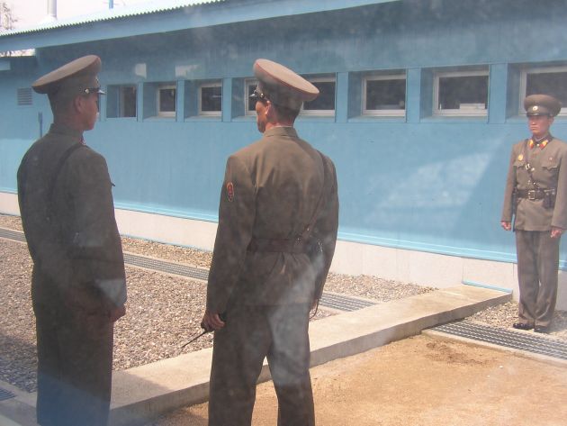 38度線（軍事停戦委員会の会議所）を警備する北朝鮮兵士6